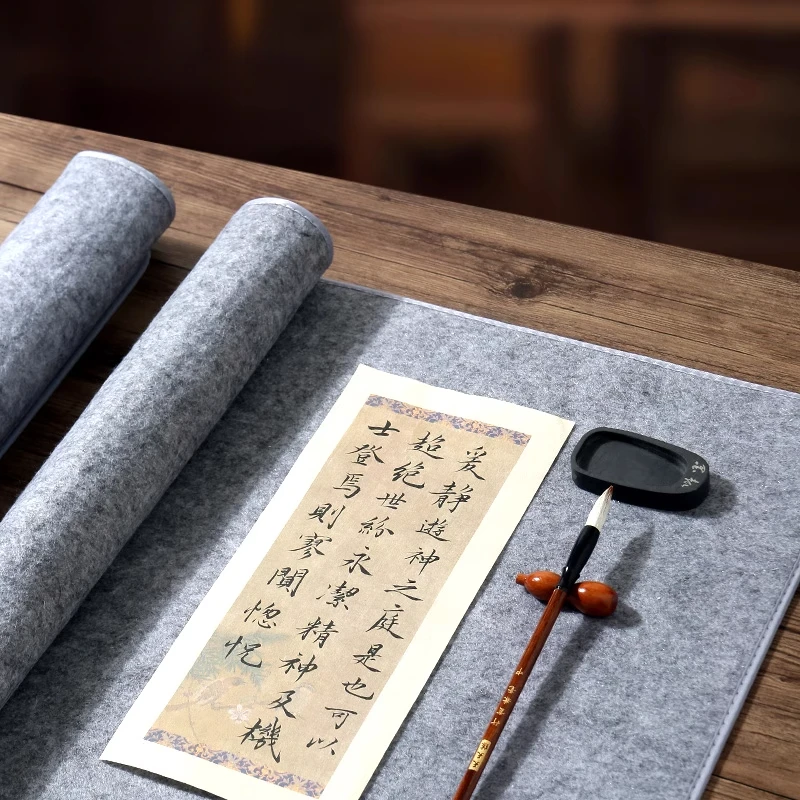 قطعة واحدة من حصيرة ورأى الخط، وسادة مكتب سميكة للرسم الصيني/الياباني وكتابة حبر سومي على ورق شوان، واقي رمادي، فوتريين
