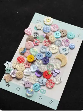 40 Peças de Botões Cor Creme, Caixa Surpresa de Estilos Variados, Decoração Estilo Ins para Scrapbook, Acessórios para Roupas de Bonecas DIY e Fabricação de Joias com Miçangas