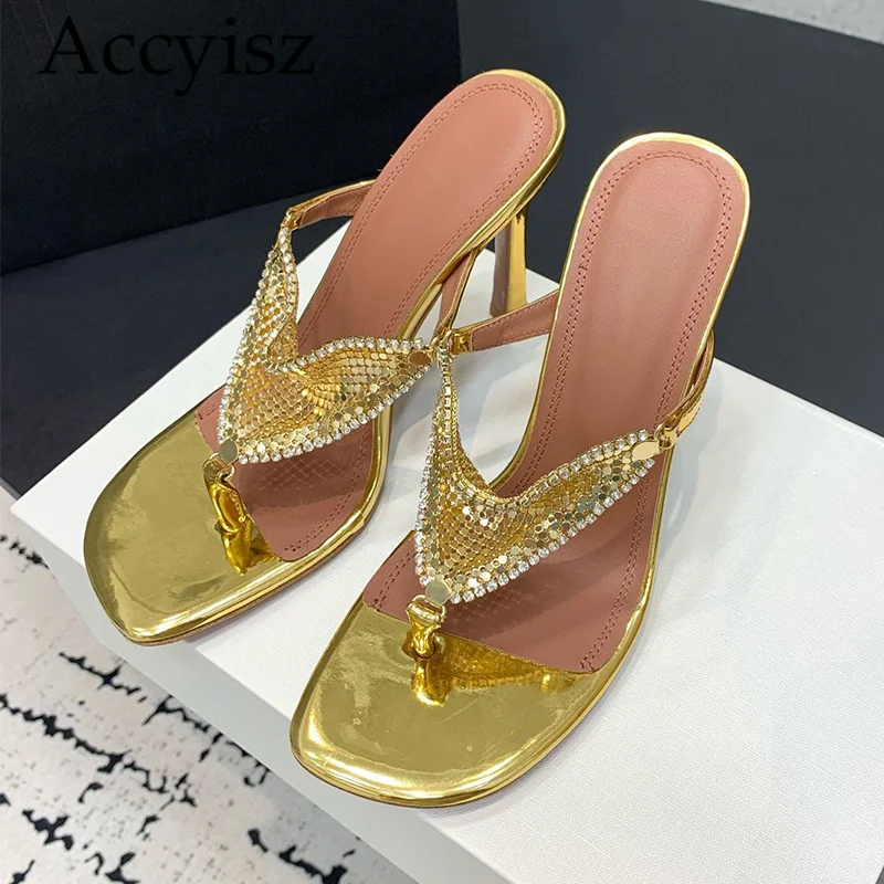 

2024 Summer Women's Crystal Split Toe Fashion Slim Heel Slippers Open Toe High Heel Party Sexy Solid Color Herringbone Slippers