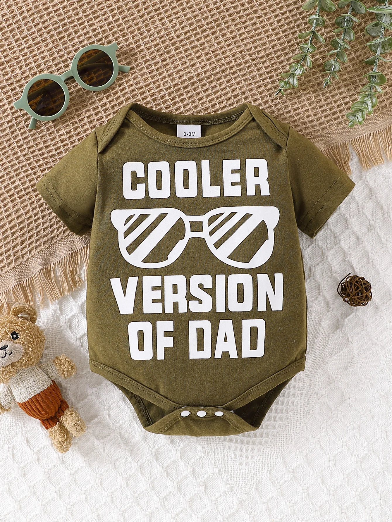 

Летний комбинезон для мальчика (0-2 года) 2026 года, оливково-зеленый, с графическим принтом, с коротким рукавом: мягкий, дышащий хлопок, приятный для кожи и легкий, прочный.