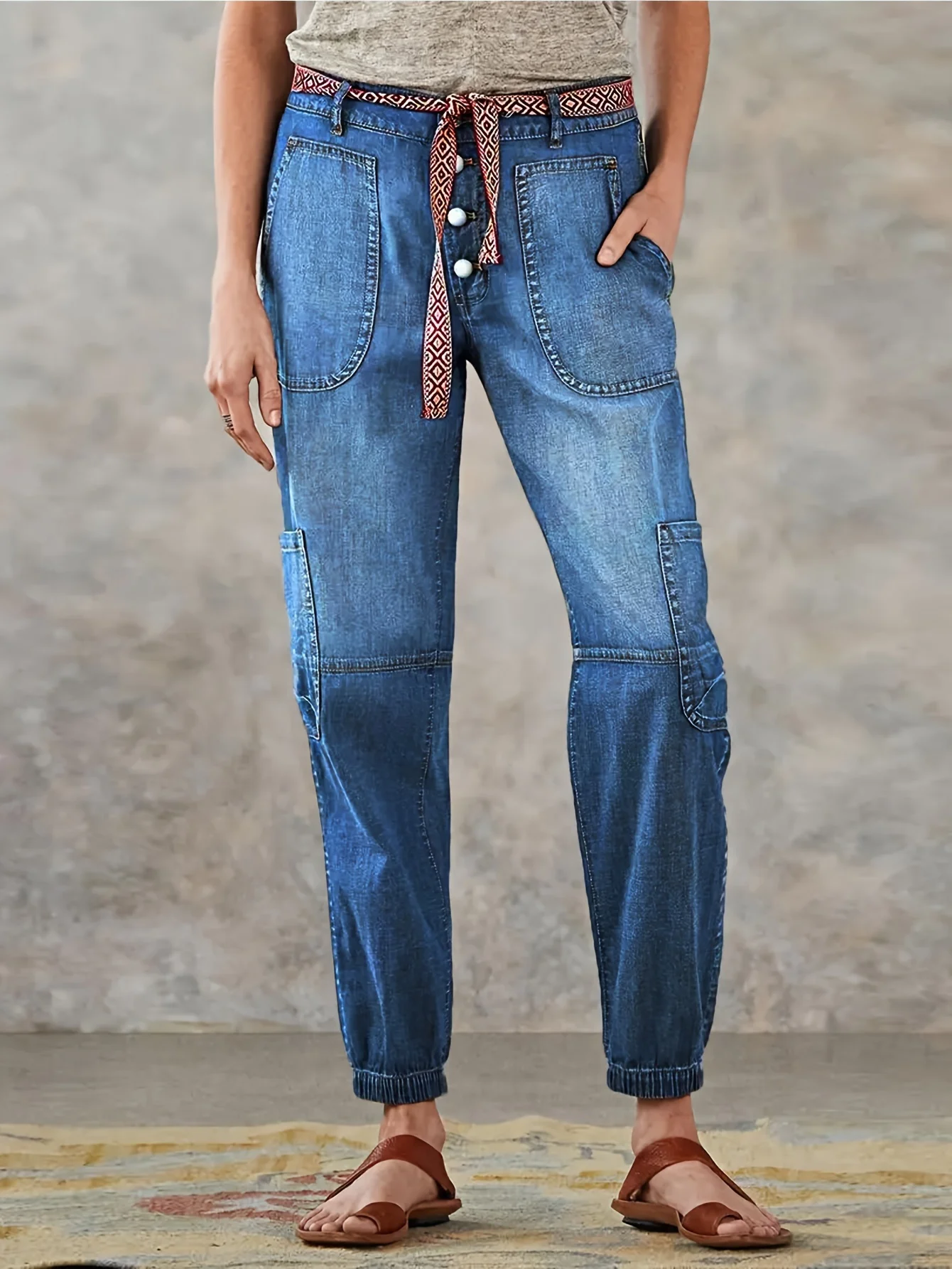 

Женские модные синие джинсы с завышенной талией на резинке-манжетах, планкой на пуговицах, множеством карманов и универсальные джинсы.