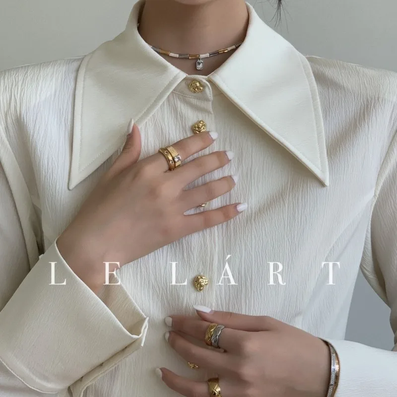 Nieuwe stijl wit modieus puntkraag Frans high-end overhemdontwerp Slank kort stijl topshirt met lange mouwen