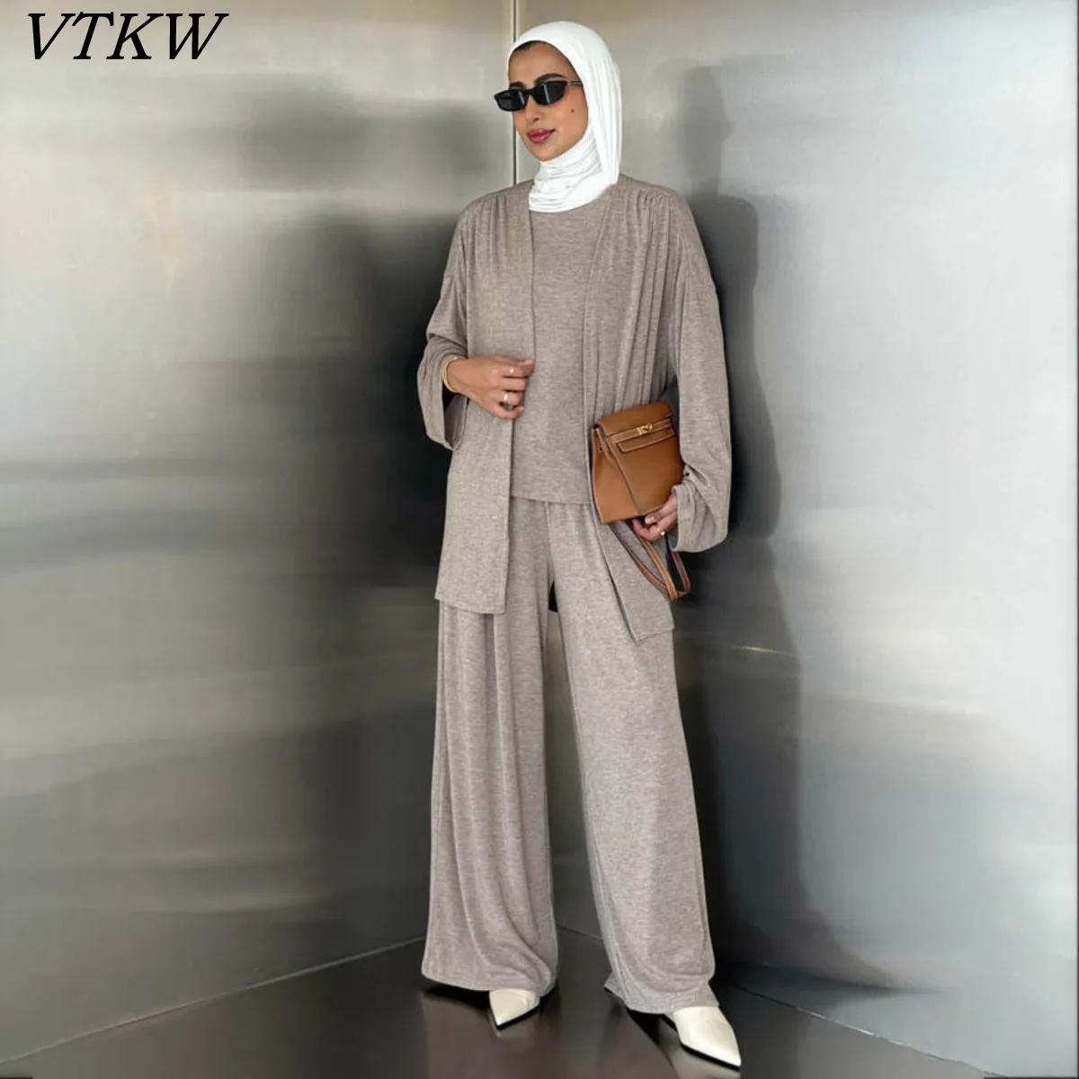 

VTKW Женский однотонный универсальный дизайн на пуговицах с простыми элегантными весенними длинными брюками весны 2025 года, комплект из трех предметов