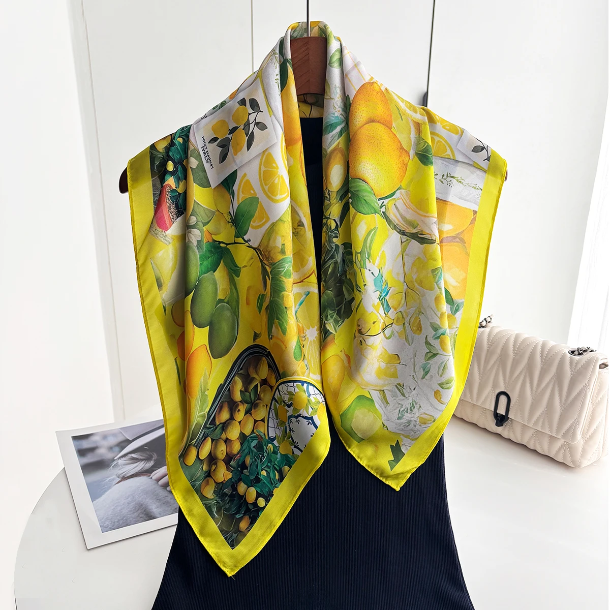 Écharpe carrée florale de luxe - Scarf Silk Square avis et prix