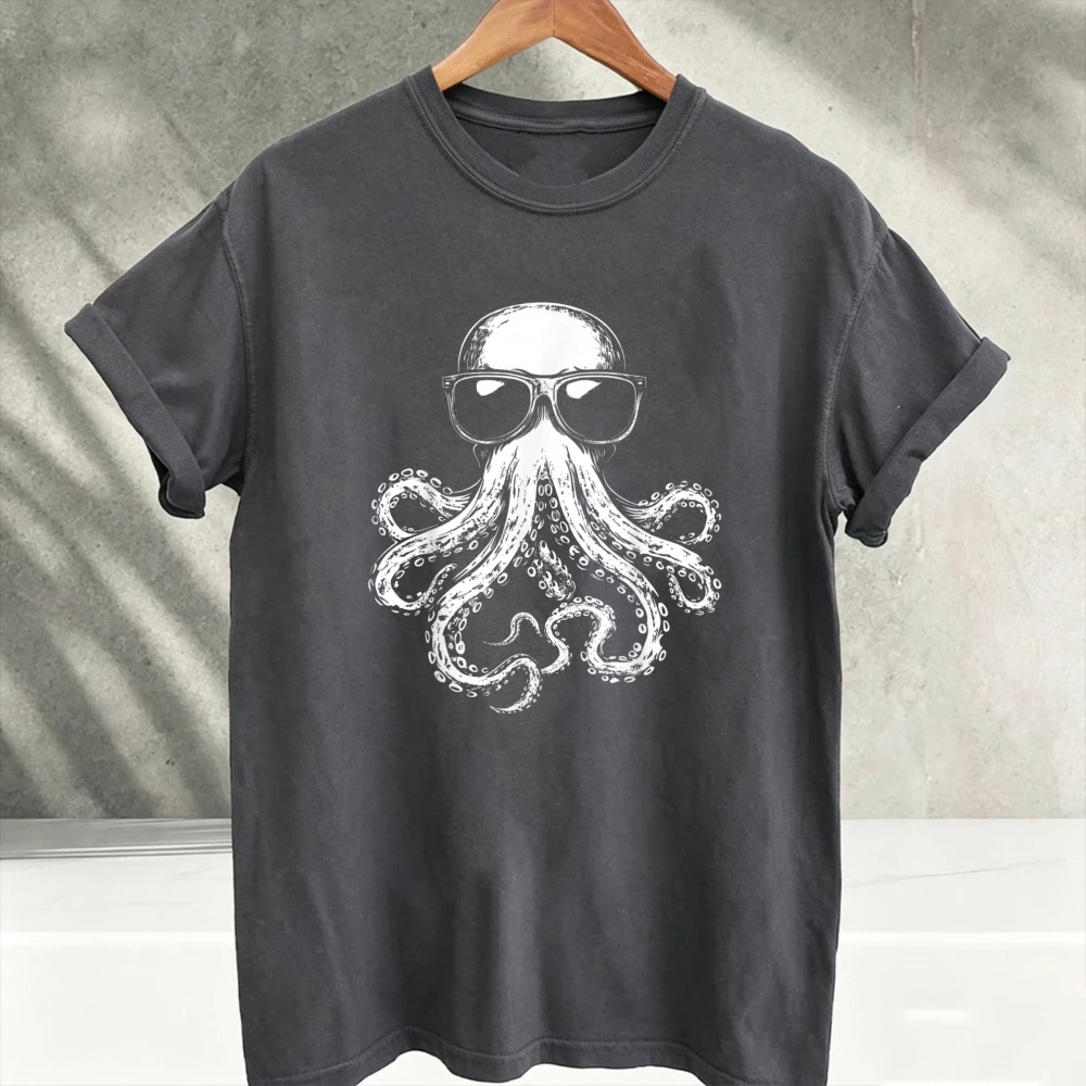 Cool Octopus Skull with Sunglasses Graphic T‑Shirt Men Women Crew Neck Retro Ocean Creature Skull Print Soft Cotton Casual Tops