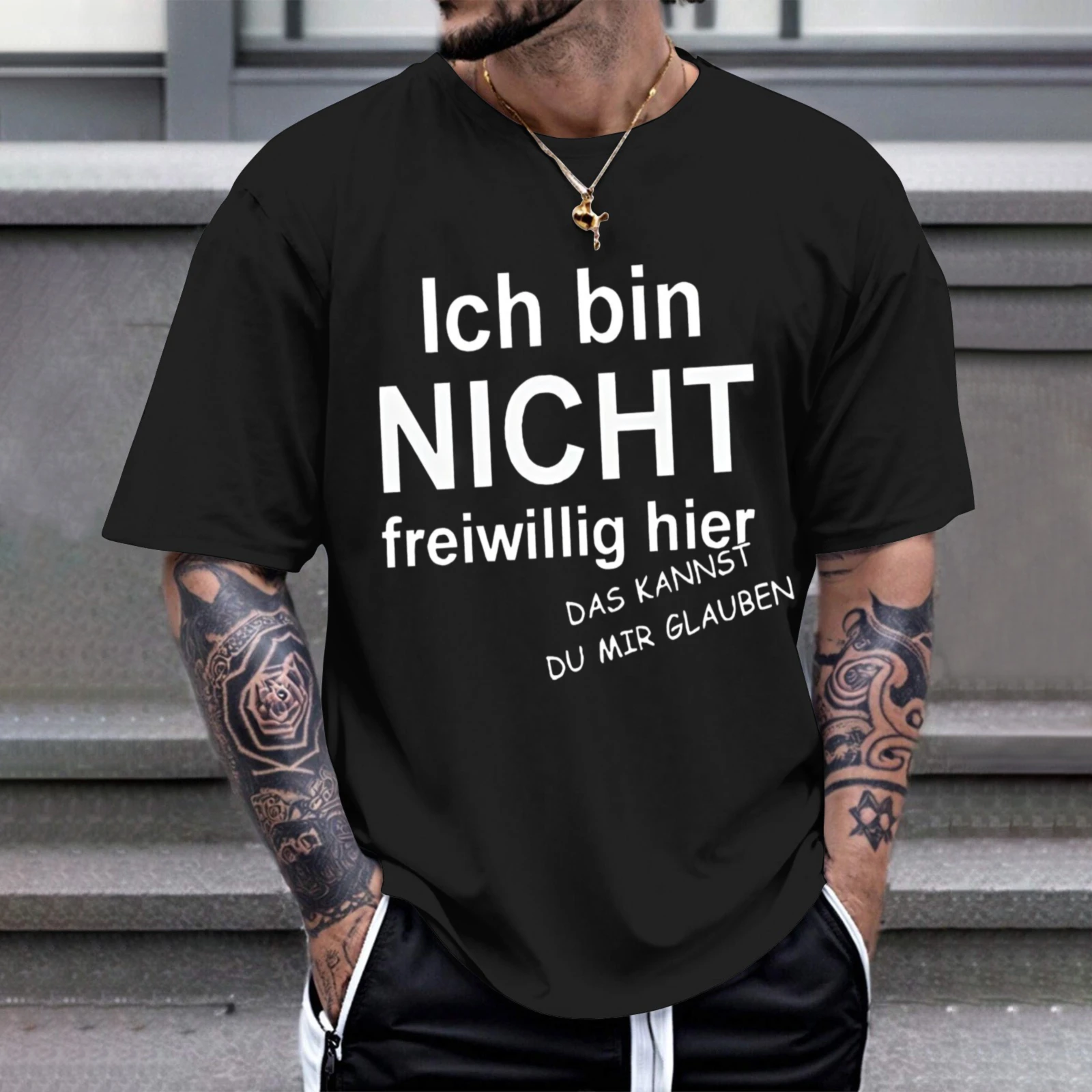Herren-T-Shirt „I Am Not Here Voluntarily“ – ideal für Freizeitkleidung, Partys und Karnevalsoutfits