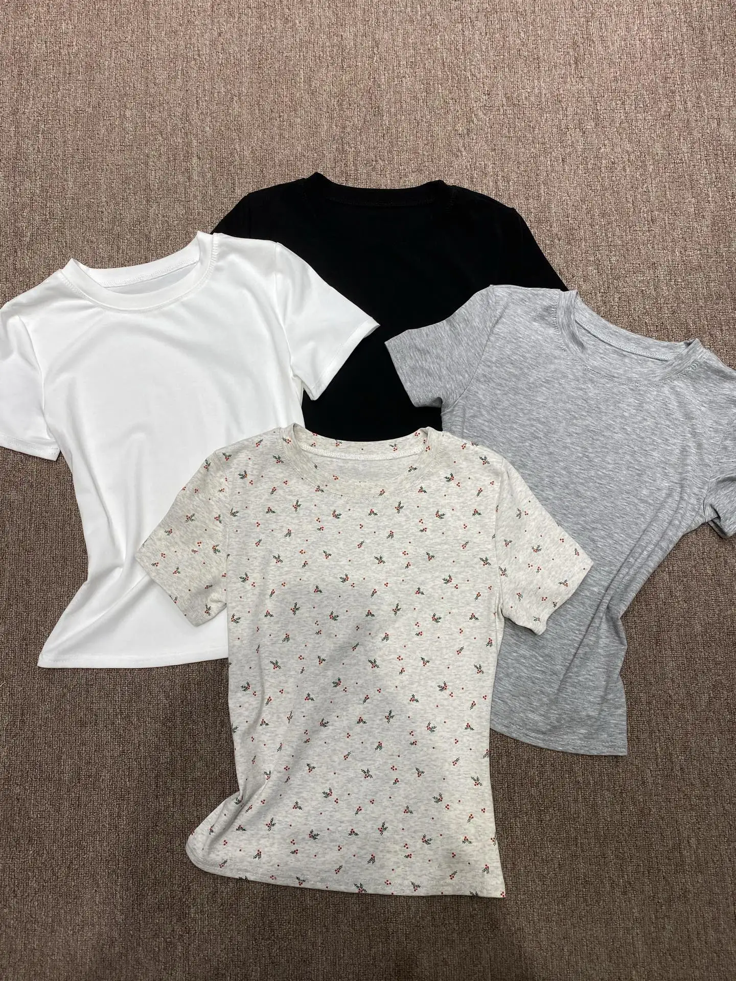 

Элегантная женская футболка с цветочным принтом, коротким рукавом и круглым вырезом, приталенная, из хлопка, повседневная, простая, стильная, универсальная.