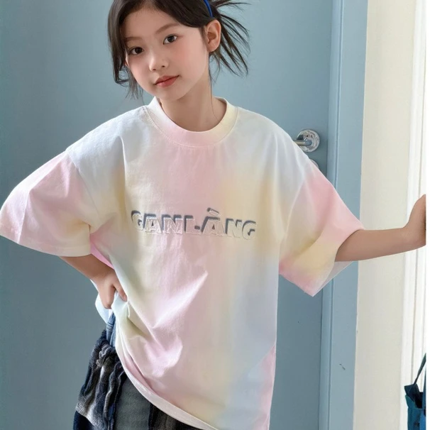 Camiseta Infantil Feminina 2026 Primavera e Verão Nova Coleção Roupa Infantil Estilo Coreano Camiseta de Manga Curta Tie-Dye Degradê para Meninas