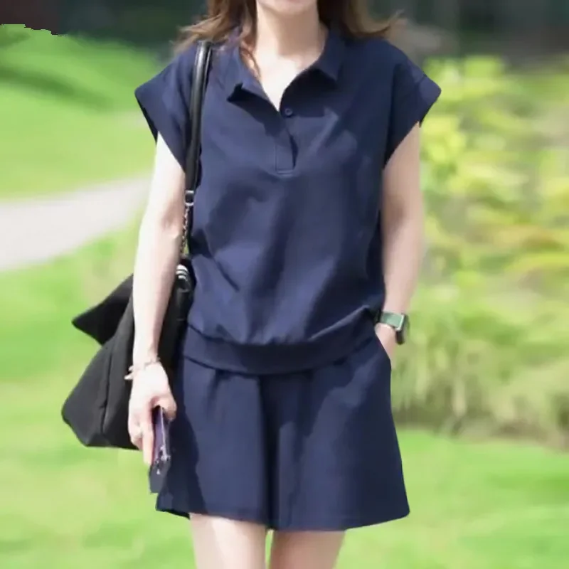 La nuova collezione di abbigliamento da donna primavera/estate 2025 presenta un semplice abito da ufficio con una camicia a maniche corte e pantaloncini con risvolto