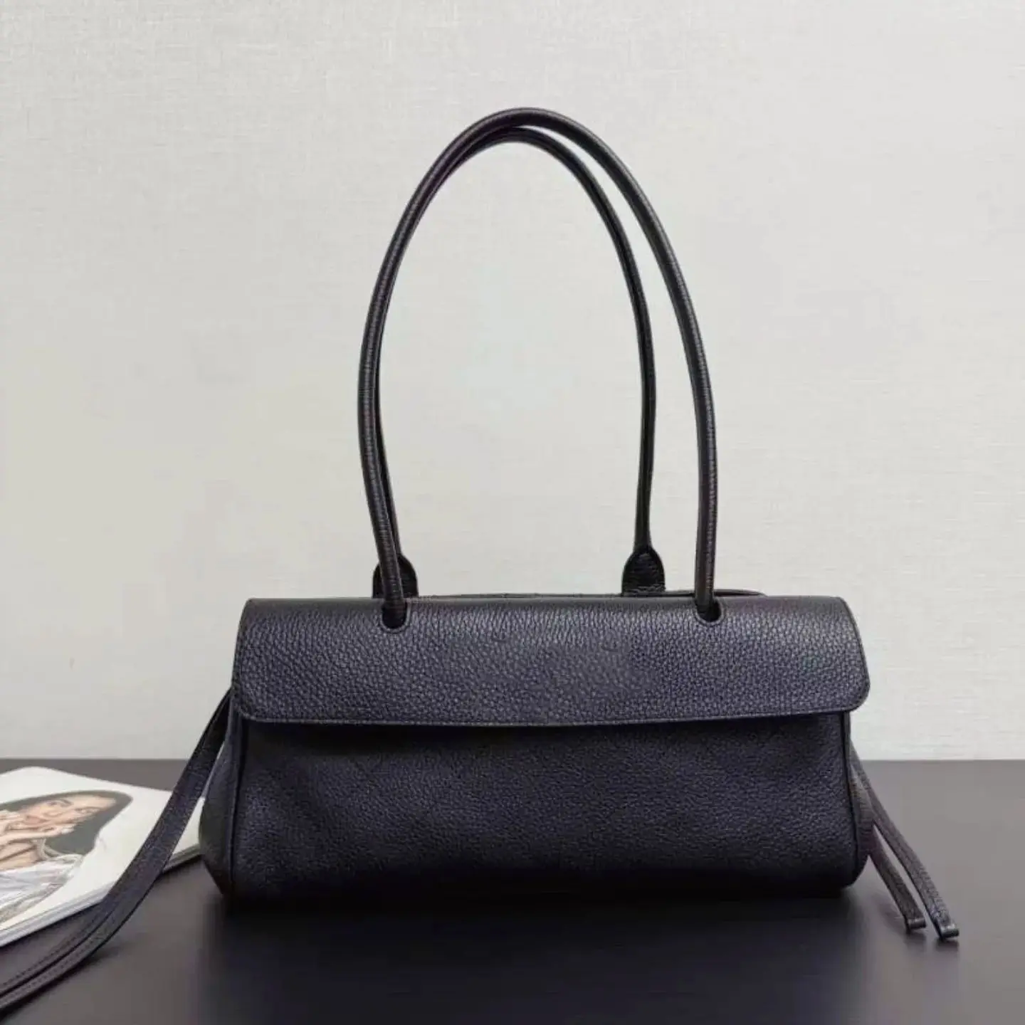 

Новая летняя сумка-багет 2026 года, черно-золотая, с узором «Линге», из воловьей кожи, сумка-клатч, наплечная сумка, высококачественная ретро-сумка для боулинга