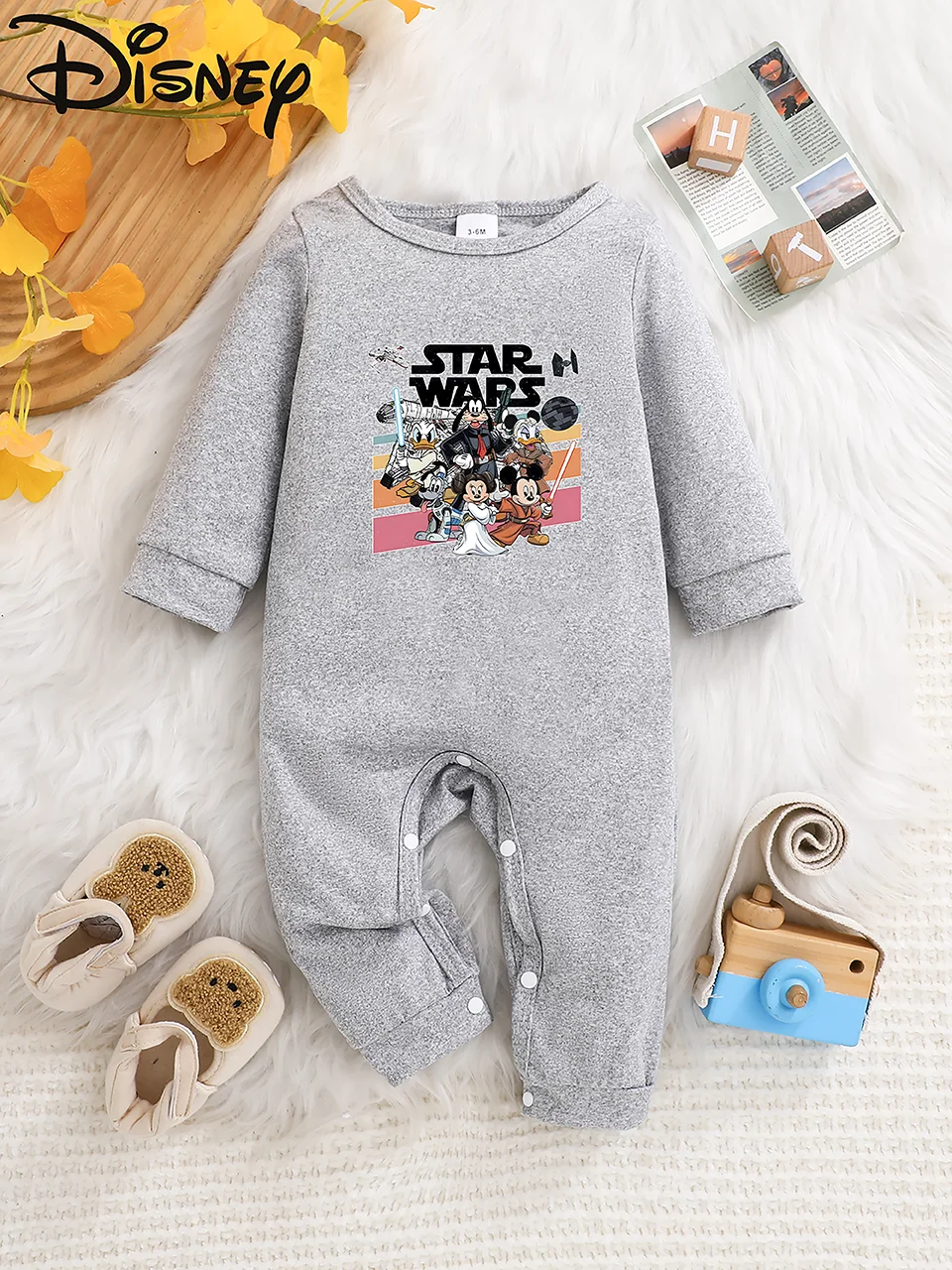 Lizenzierter Potdemiel Star Wars bedruckter Langarm-Baby-Strampler. Niedliche Muster, weicher Stoff, perfekt für Party-Outfits – Detail 3