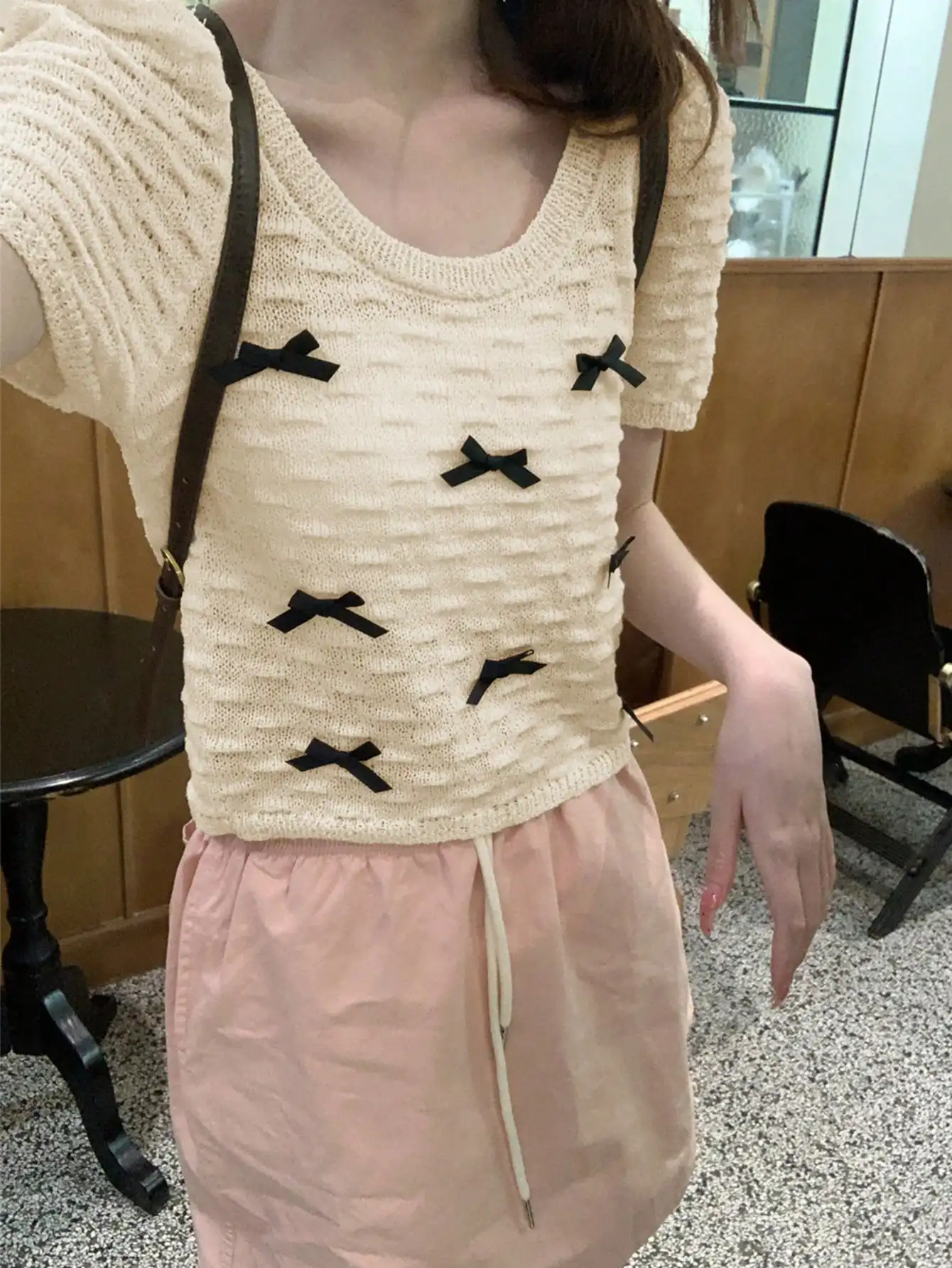 Gestricktes Kurzarm-T-Shirt für Damen, Sommer, neues französisches kurzes Oberteil mit süßer Schleife und Puffärmeln für kleine Leute