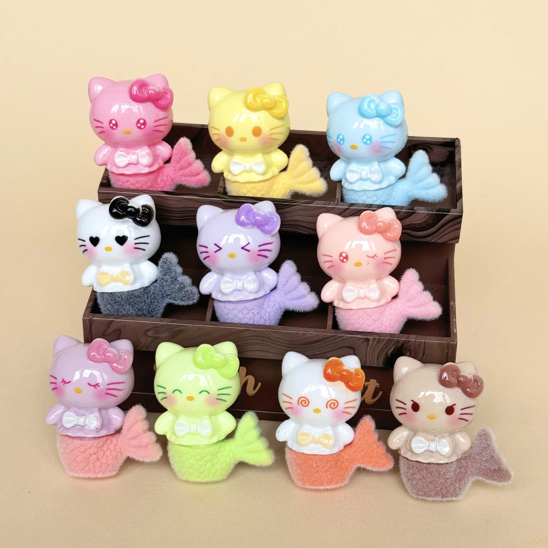 10 szt. Anime Ozdoby DIY dla lalek Hello Kitty, kreatywne rękodzieło, ekskluzywne dekoracje na biurko, idealne na prezenty świąteczne.