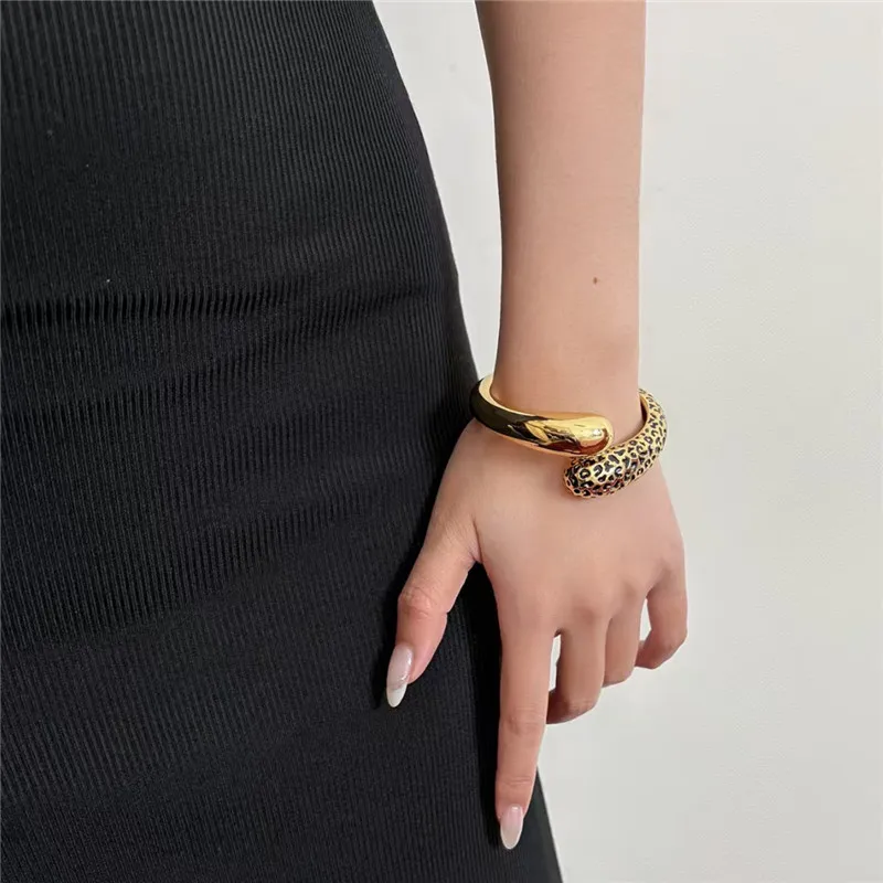 

Elegant Retro Enamel Open Elastic Bracelet for Women Simple High-End Crossed Design Non-Fading Daily Commute Jewelry Accessory