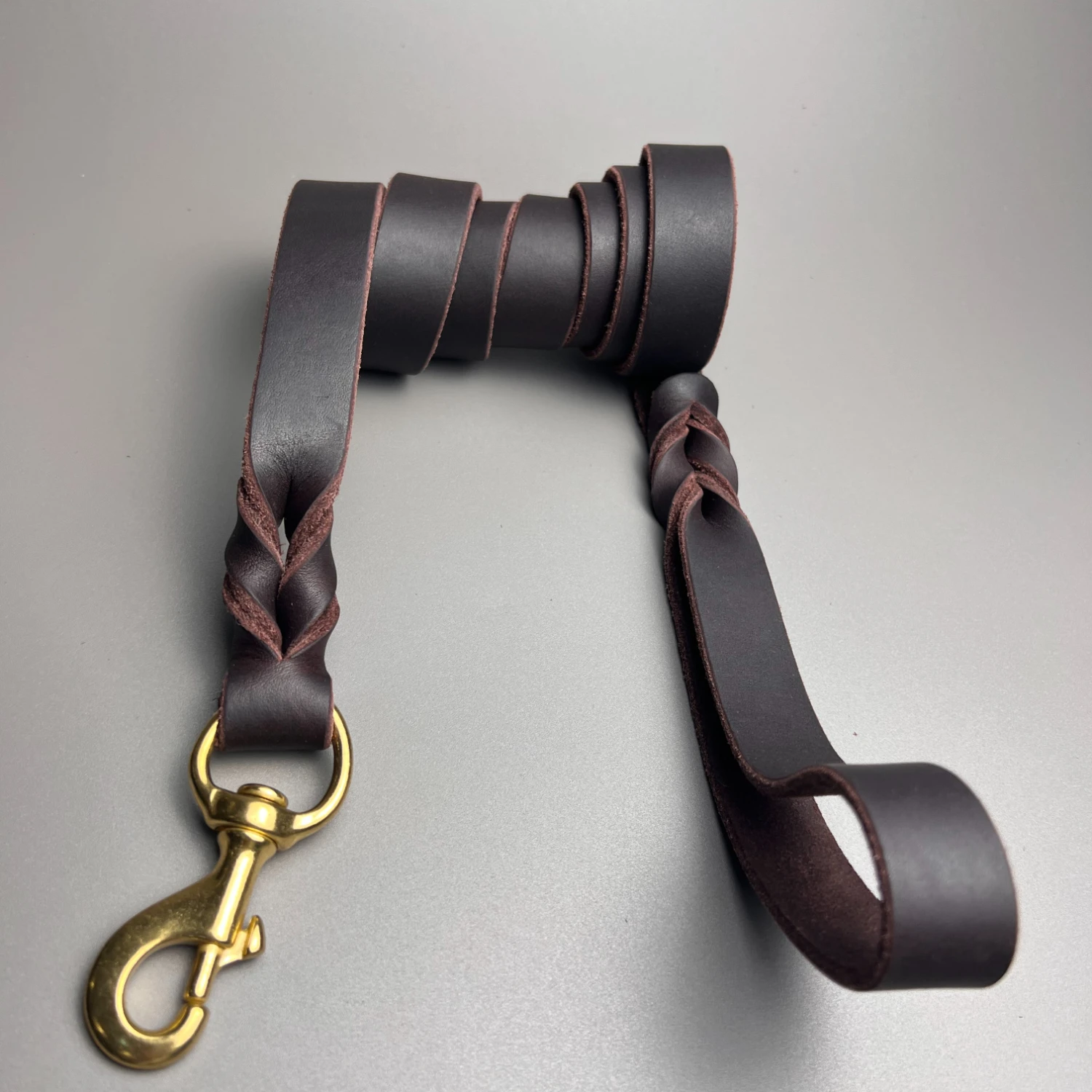

Vintage handmade genuine leather leash 4mm thick cowhide, suitable for all dog breeds black dog leash Suitable for all dogs