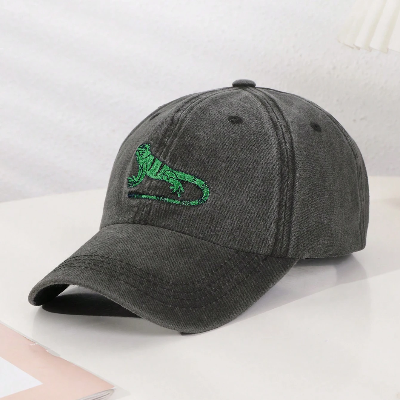Retro washed distressed embroidered lizard baseball cap, men's and women's versions, suitable for travel and commuting.