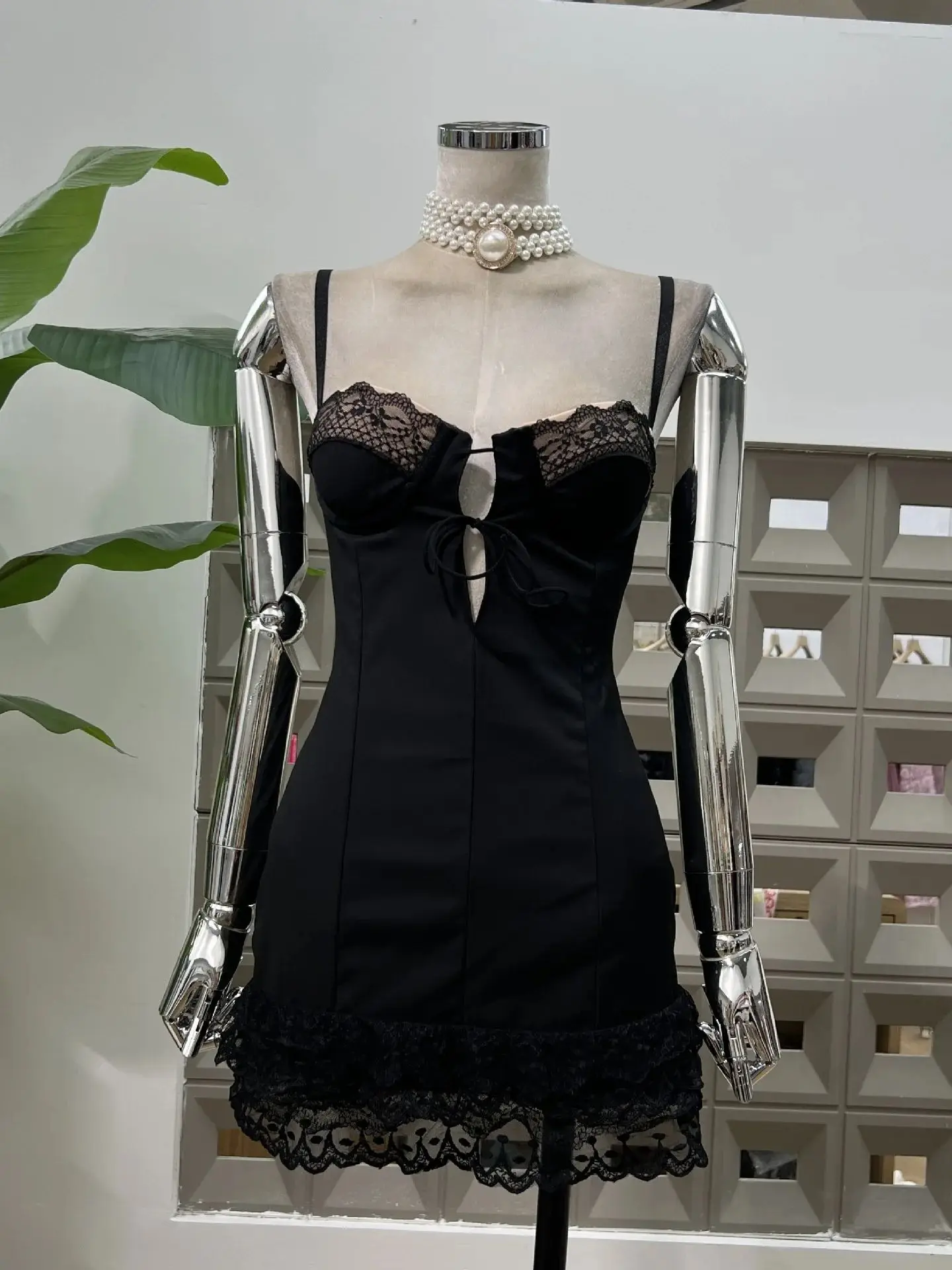 

Sexy Black Sheath Sleeveless Lace Fashion Style Chic Collar Slim Fitted Short Dress Women Summer New Patch Club Evening Dresses