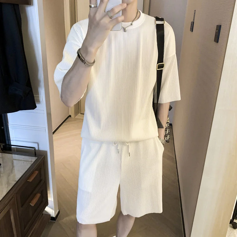 男性用のファッショナブルな伸縮性のあるシルクストリップスーツ,夏のトラックスーツ,半袖Tシャツとパンツのツーピースセット