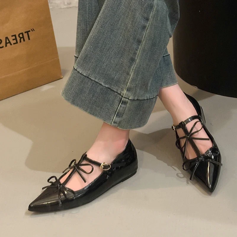 أحذية نسائية ماركة 2025 بحزام بإبزيم أحذية نسائية مسطحة على الموضة بعقدة على شكل فراشة جديدة صلبة أفضل بائع أحذية ماري جين بمقدمة مدببة مثيرة