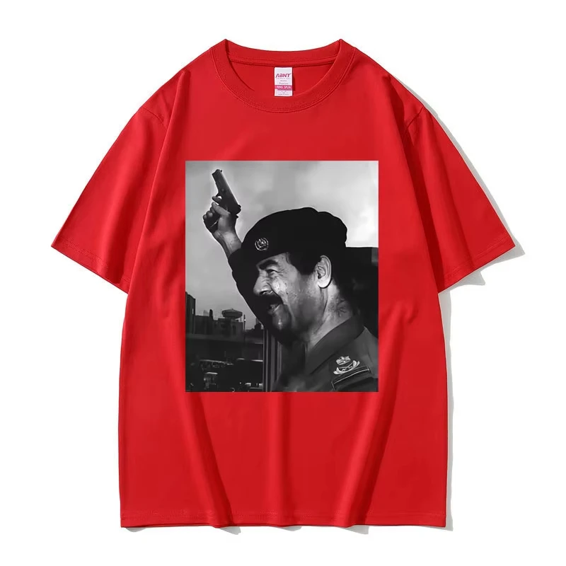 เสื้อยืดแขนสั้นผ้าฝ้ายเนื้อนุ่มสไตล์สตรีทแฟชั่นลำลองสำหรับผู้ชายและผู้หญิง ลายซาดาม ฮุซีนถือปืน ลายมีมตลก