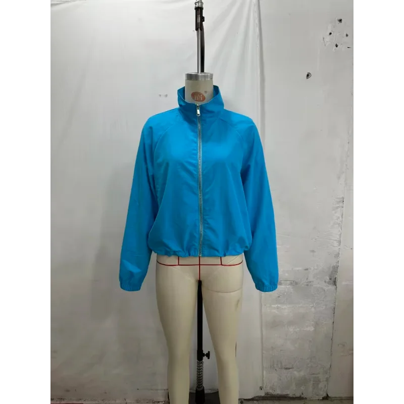 Damen-Cropped-Jacke mit durchgehendem Reißverschluss, Stehkragen, Raglanärmeln, elastischen Bündchen, aus technischem Stoff, leicht, windabweisend, Freizeitjacke – Detail 4