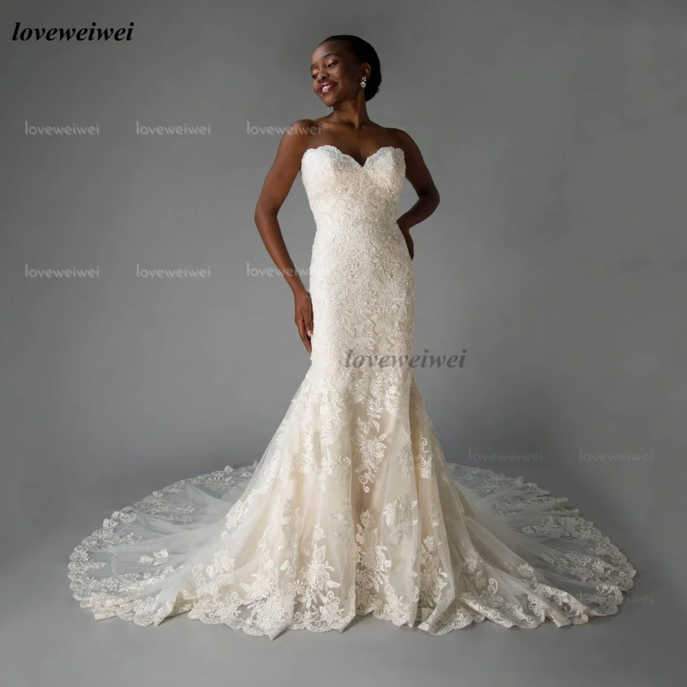 ชุดแต่งงานสั่งตัดแบบลูกไม้สไตล์วินเทจทรงเมอร์เมด ชุดเจ้าสาวหรูหราแบบคอวีติดกระดุม