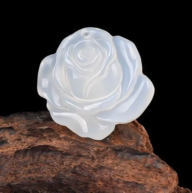 

Кулон из белого халцедона с розовым отливом, цветок из белого агата, цветущий кулон «Богатство»