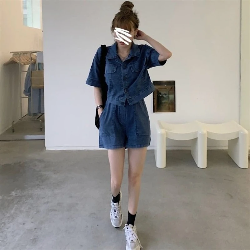 

Женский летний джинсовый костюм 2026 в гонконгском стиле: укороченная куртка с коротким рукавом и свободные шорты с высокой талией, модный комплект из двух предметов для стройности