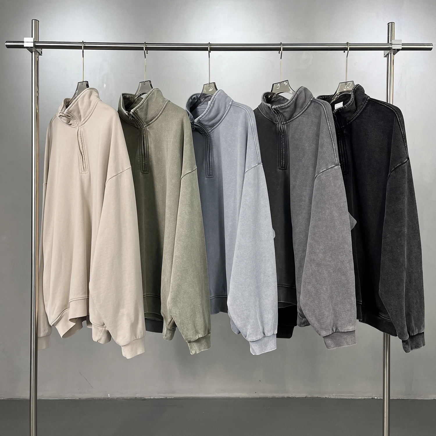 Jesienno-zimowe, modne, postarzane bluzy z krótkim zamkiem, bawełniane, oversize, ze stójką, sprane kwasem, bluzy typu scuffers.