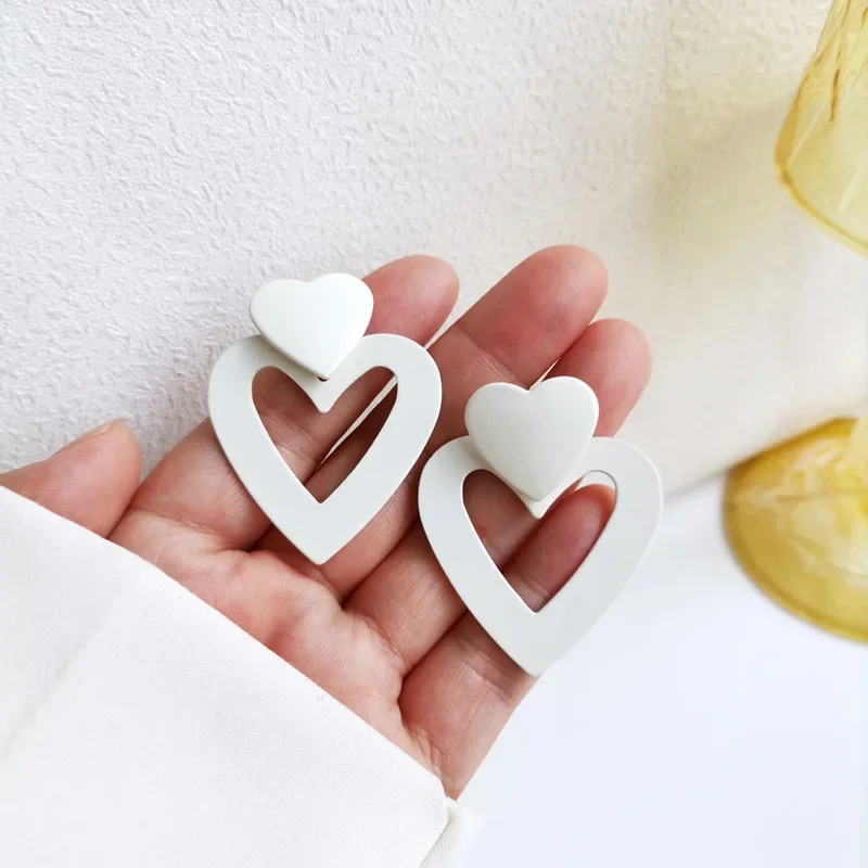 Retro Temperament Metal White Love Heart Shaped Clip Earrings simple  Big Hollow Heart Clip Earrings Without Piercing Women Lady