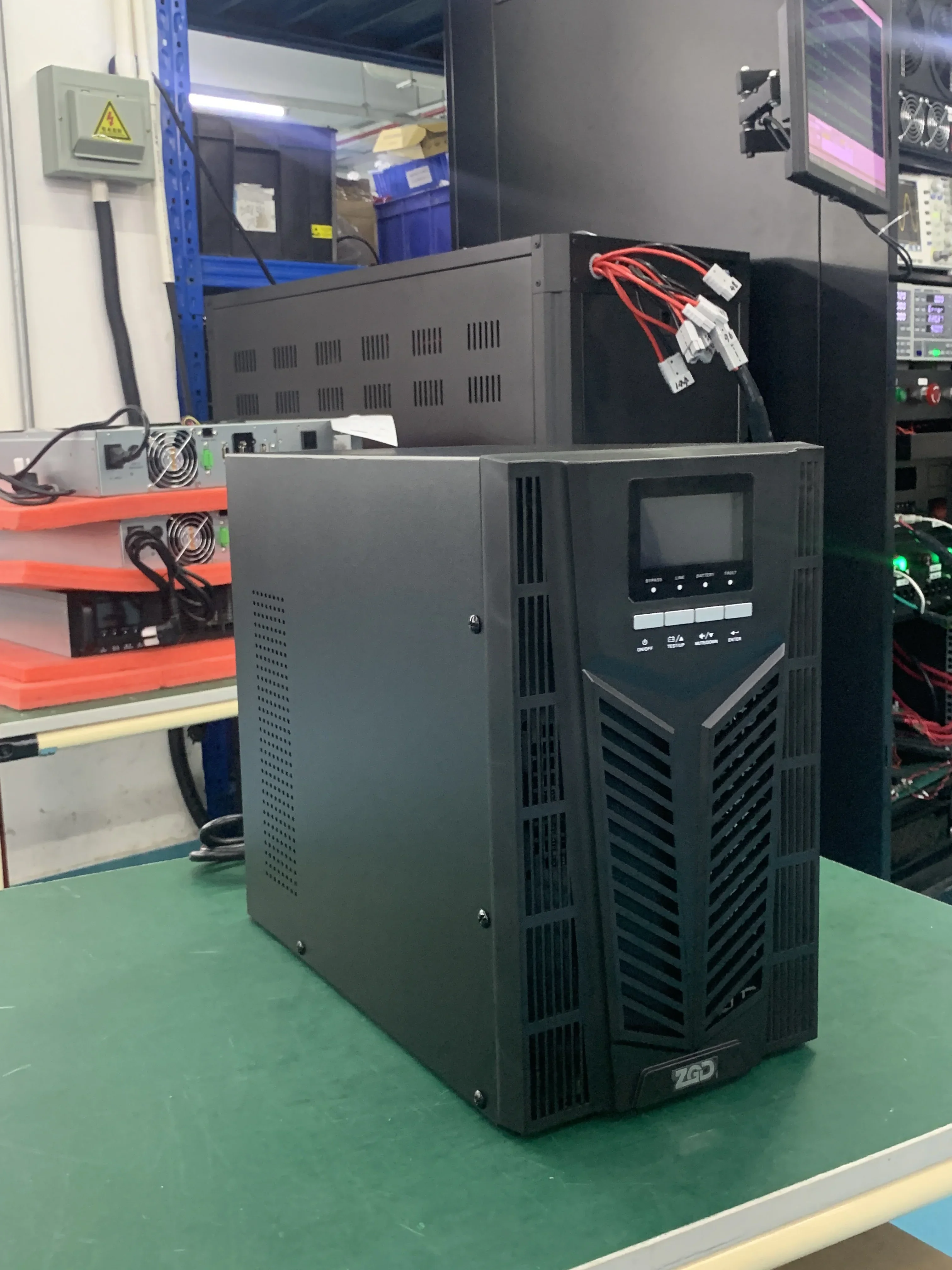 UPS Online 3KVA 2.7KW Frekuensi Tinggi Dengan Layar LCD Untuk Catu Daya Stabil 220V/110V Untuk Penggunaan Rumah dan Kantor