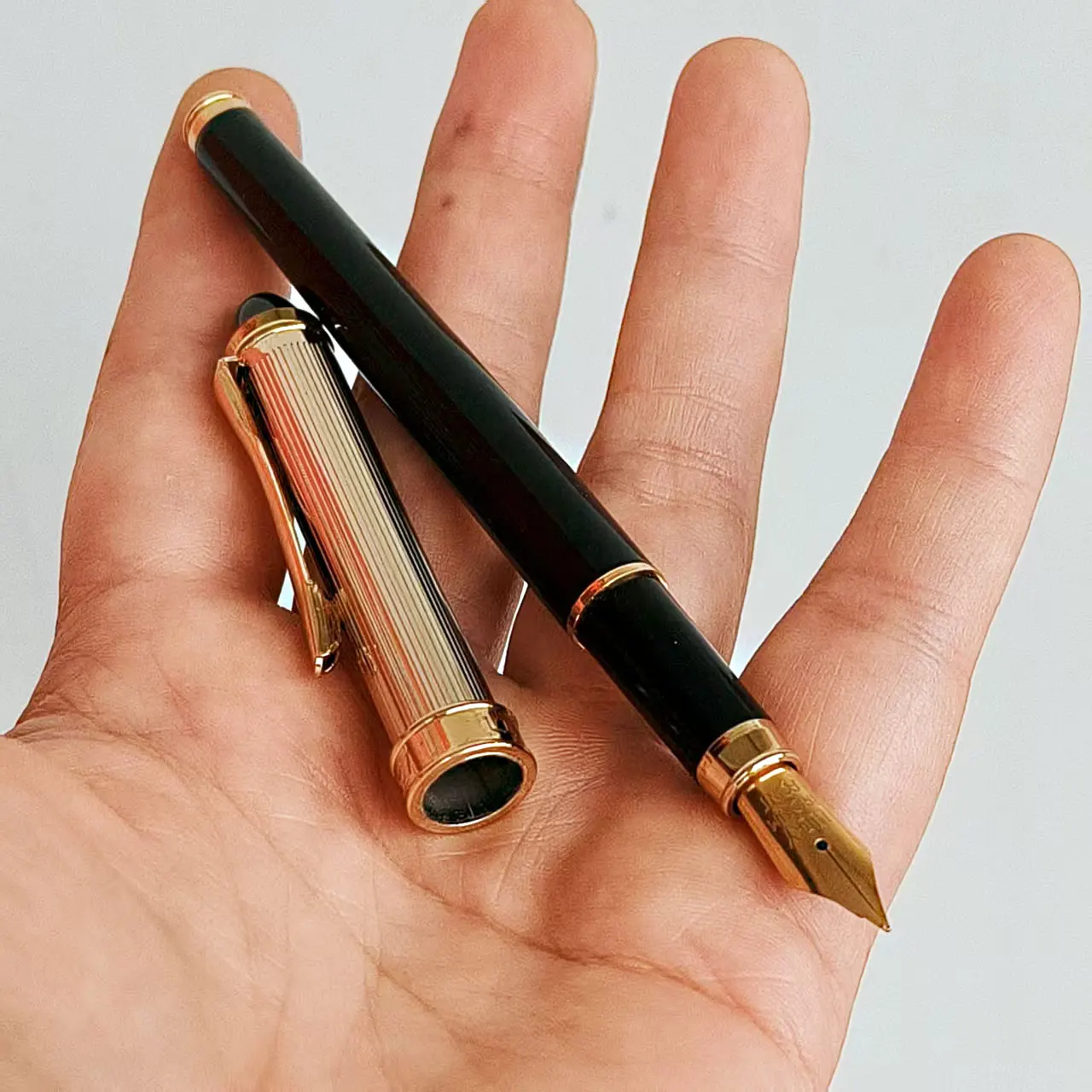 

Early Yongsheng 527 Metal Inkwell Pen for Adults Calligraphy Writing Stationery Gift Box Student Collection