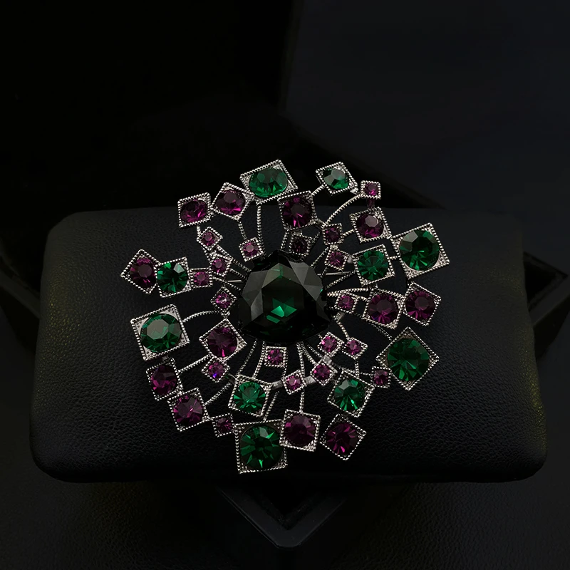 

Vintage Starry Sky Brooch for Women Luxury Green Purple Crystal Rhinestone Large Lapel Pin Elegant Coat Sweater Accessory 2032