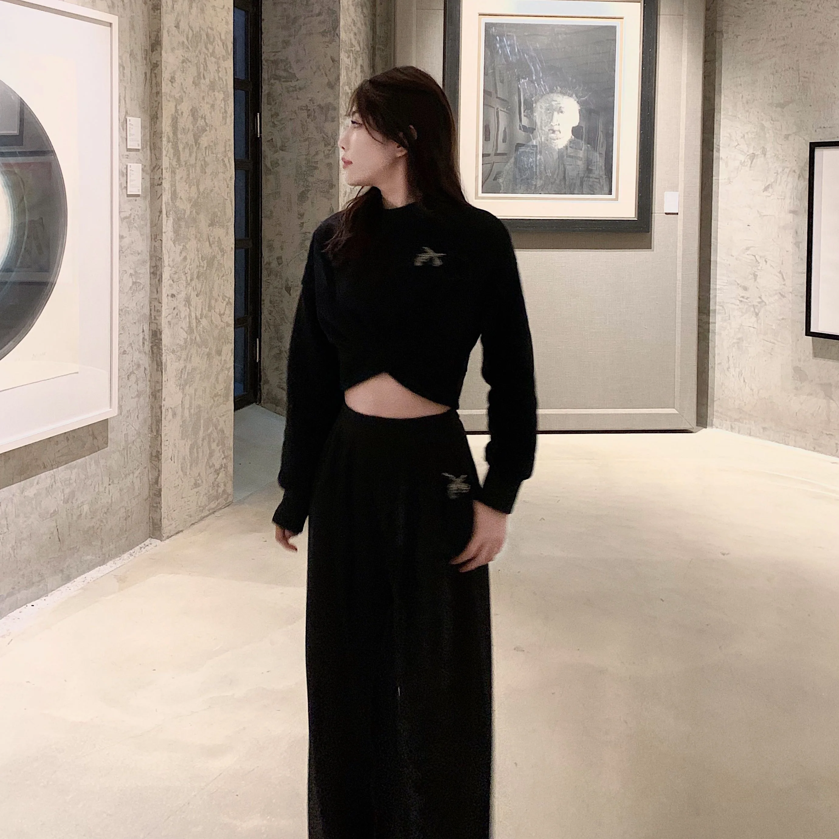 

Комплект Amor Loved Edition: худи с открытыми плечами и блестящими стразами, женский модный комплект из полиэстера, весна 2024