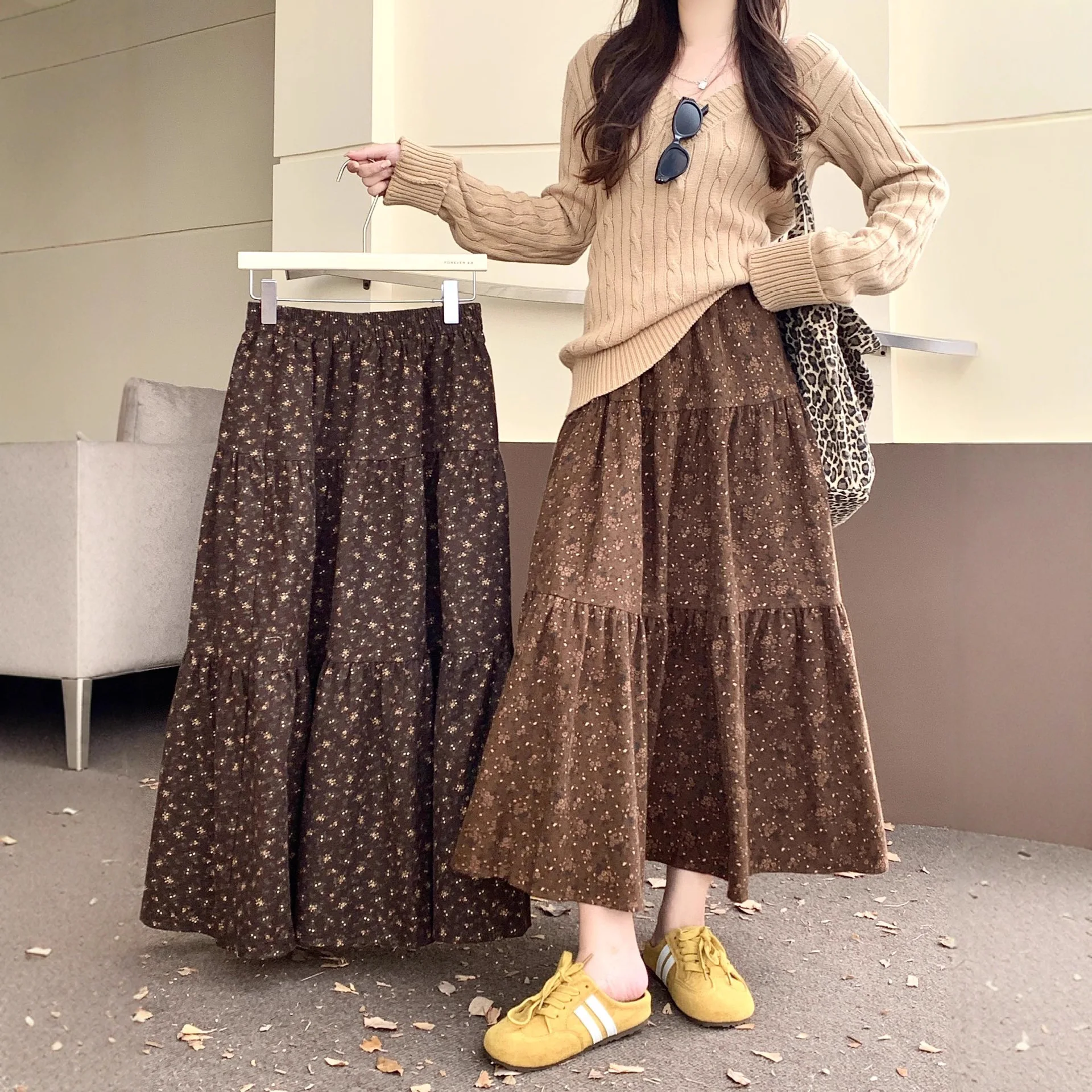 Korean retro floral midi skirt for women in autumn 2025 new high waisted and stylish A-line large swing long skirt