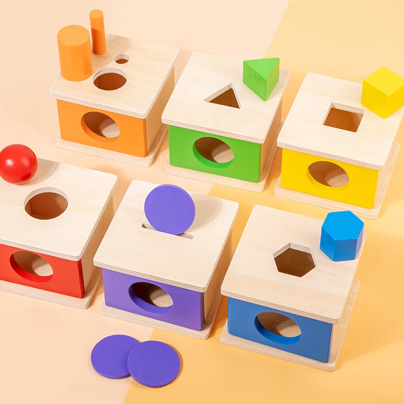 Hölzerne Form-Matching-Box, Spielzeug. Bunte Form-Sortierbox. Kinder haben eine explosionsmatching-Formen