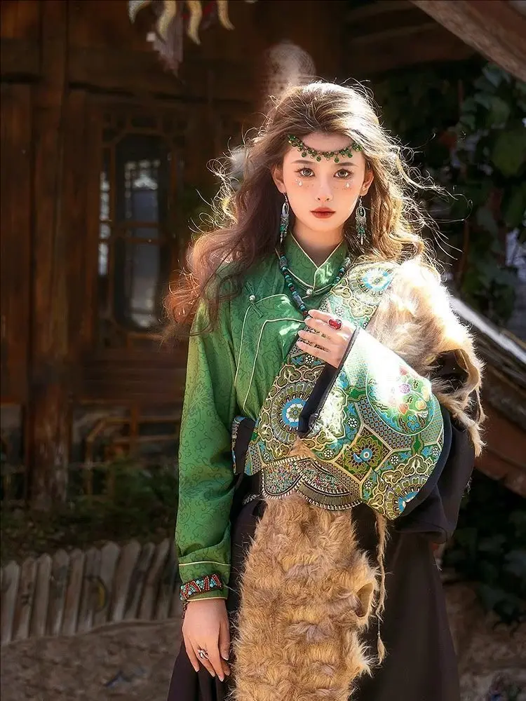 

China's Ethnic Minority Lhasa The Zang Or Tibetan Nationality Green Tibetan Robe Set Fur Collar Accessories Travel Costume