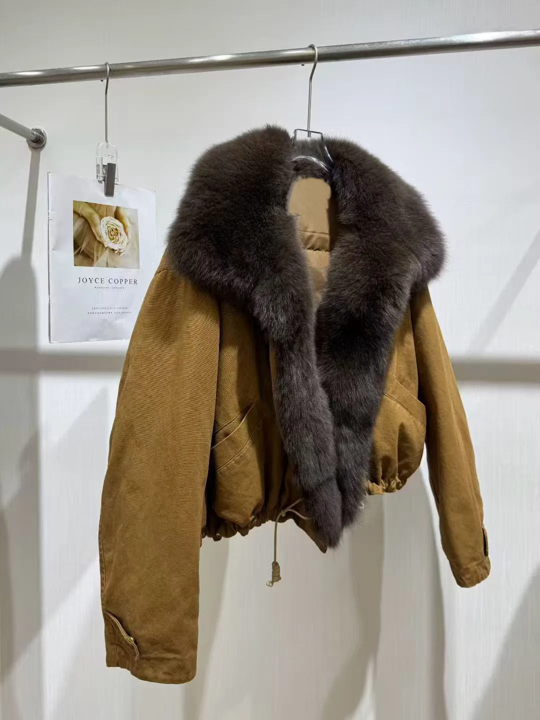 سترة جلدية بياقة من فرو الثعلب للنساء شتوية بيضاء من أوزة أسفل سترة منتفخة على طراز الدراجة النارية