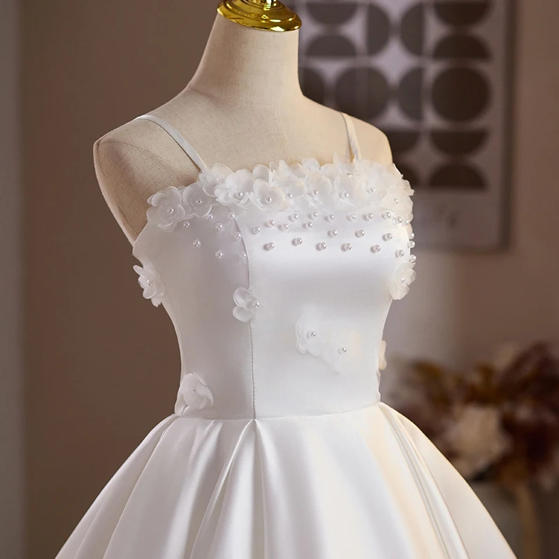 AnXin SH księżniczka biała satynowa sukienka wieczorowa na ramiączkach spaghetti, zdobiona koralikami, kwiatami, kokardą, sznurowana, krótka, szyta na miarę, mała biała sukienka