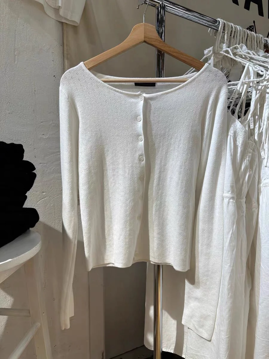 เสื้อคาร์ดิแกนถักตาข่ายสีขาวสำหรับผู้หญิง ฤดูใบไม้ร่วง คอวี ติดกระดุมแถวเดียว ผ้าฝ้ายถัก สไตล์หวาน เรียบง่าย สไตล์พรีปปี้ เสื้อสเวตเตอร์ Y2k