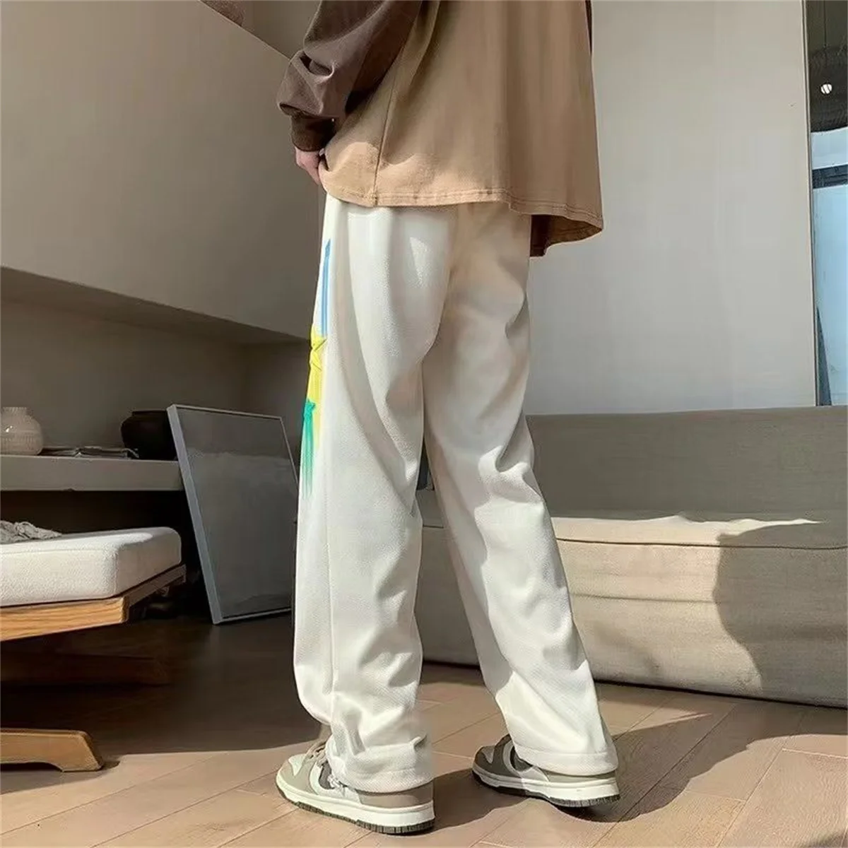 

Мужские летние повседневные брюки с граффити и звездами, быстросохнущие повседневные брюки в стиле ретро, новые модные тенденции, универсальные свободные прямые брюки