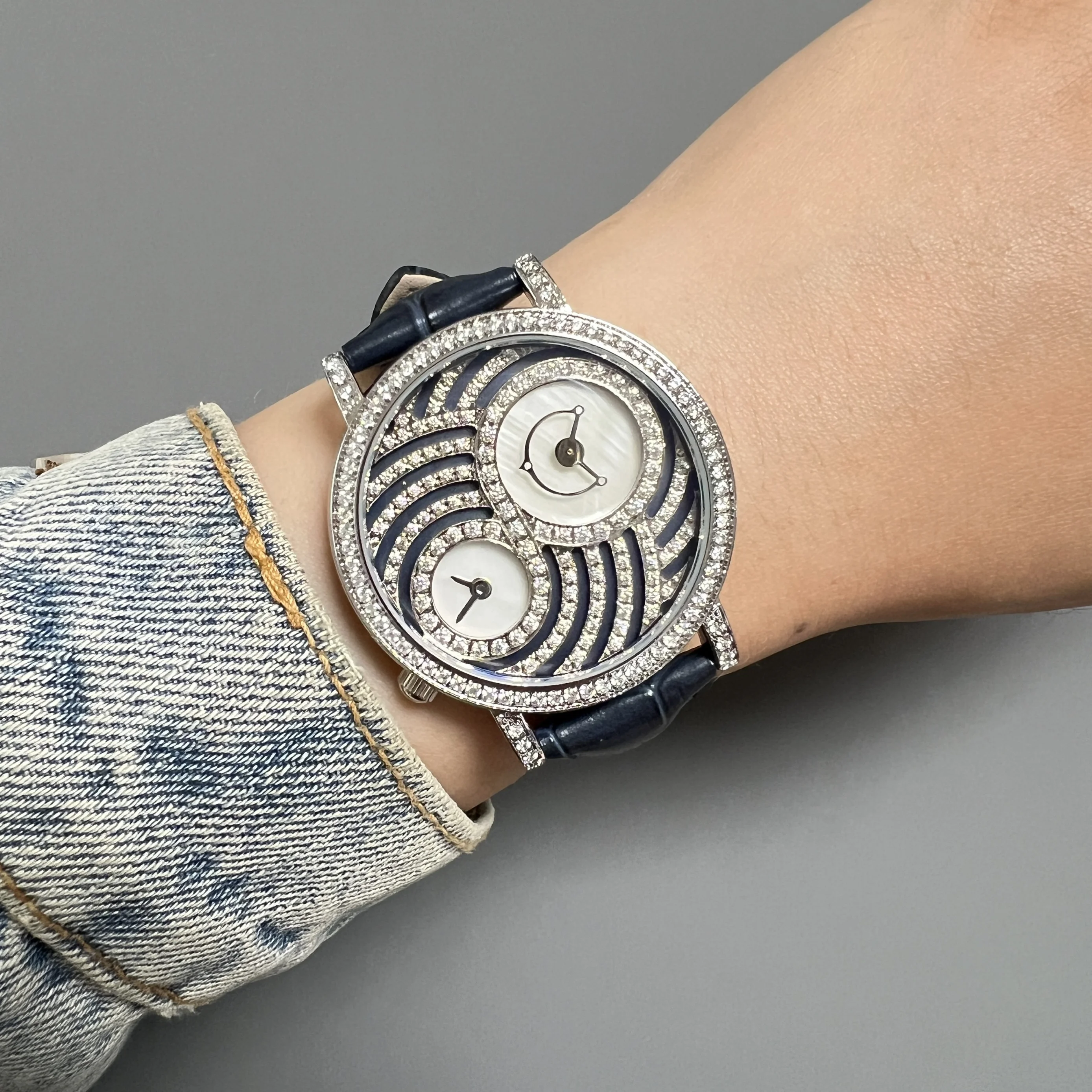 

Customized brand quartz women's watch high fashion light luxury inlaid with diamonds leather belt temperament women's watch tide