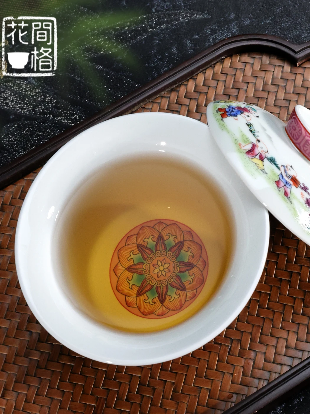 Jingdezhen Ceramic Pink Color Snuff Bottles with Pictures inside Horseshoe Tureen Chinese Household Tea Brewing Bowl Set