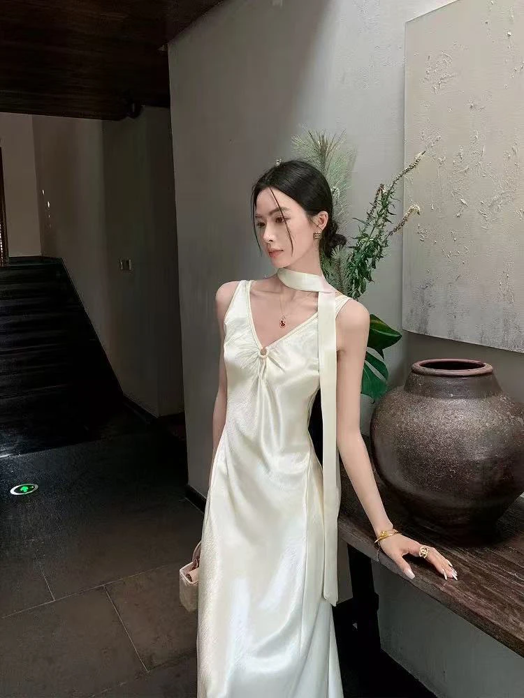 エレガントなサテンVネックドレス レディース Y2K 韓国風 シックなリボン スリム ミディ丈ワンピース 夏 セクシー ホローアウト プリーツ ノースリーブ ベスティドス ムヘール