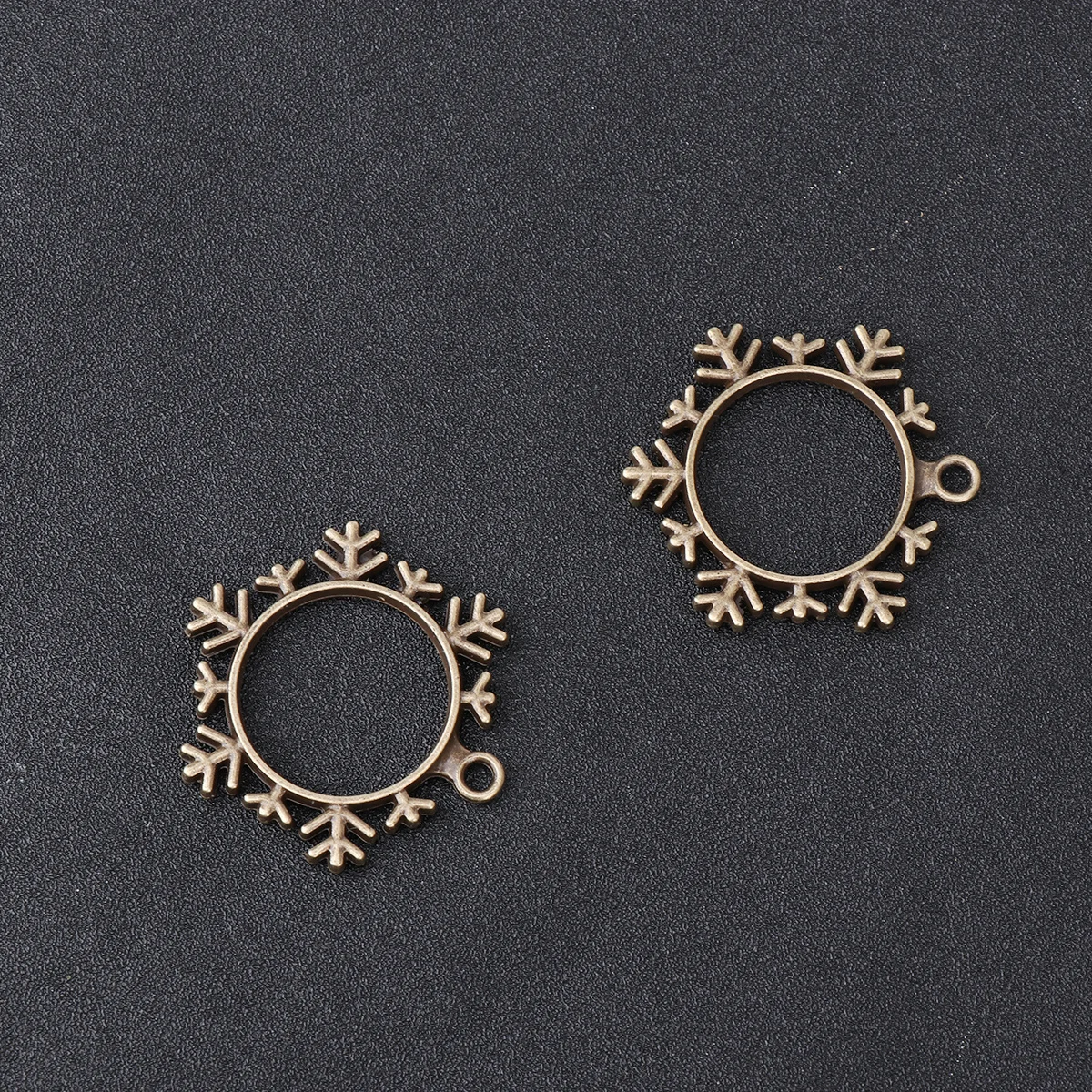 10 قطعة سبائك ندفة الثلج قلادة الفراغات DIY بها بنفسك مكونات الإطار للمجوهرات اليدوية المشاريع الحرفية الراتنج الفن النقش المعلقات #4