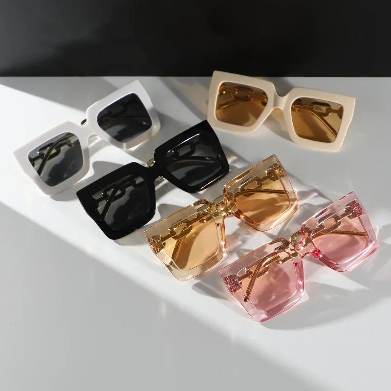 5-teiliges Set quadratischer PC-Brillen für Damen, großer Rahmen, Metallkettenbügel mit Aussparungen, für Straße und Partys