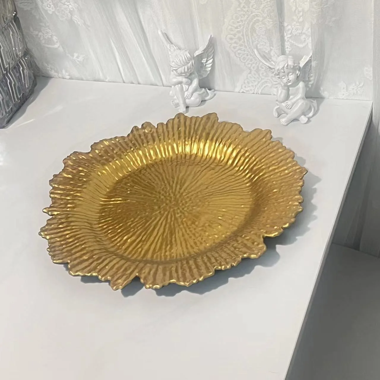 Modern Gold Plastic Charger Plates Dinner Plates for Weddings Holiday or Party Table Decor Hot Sale