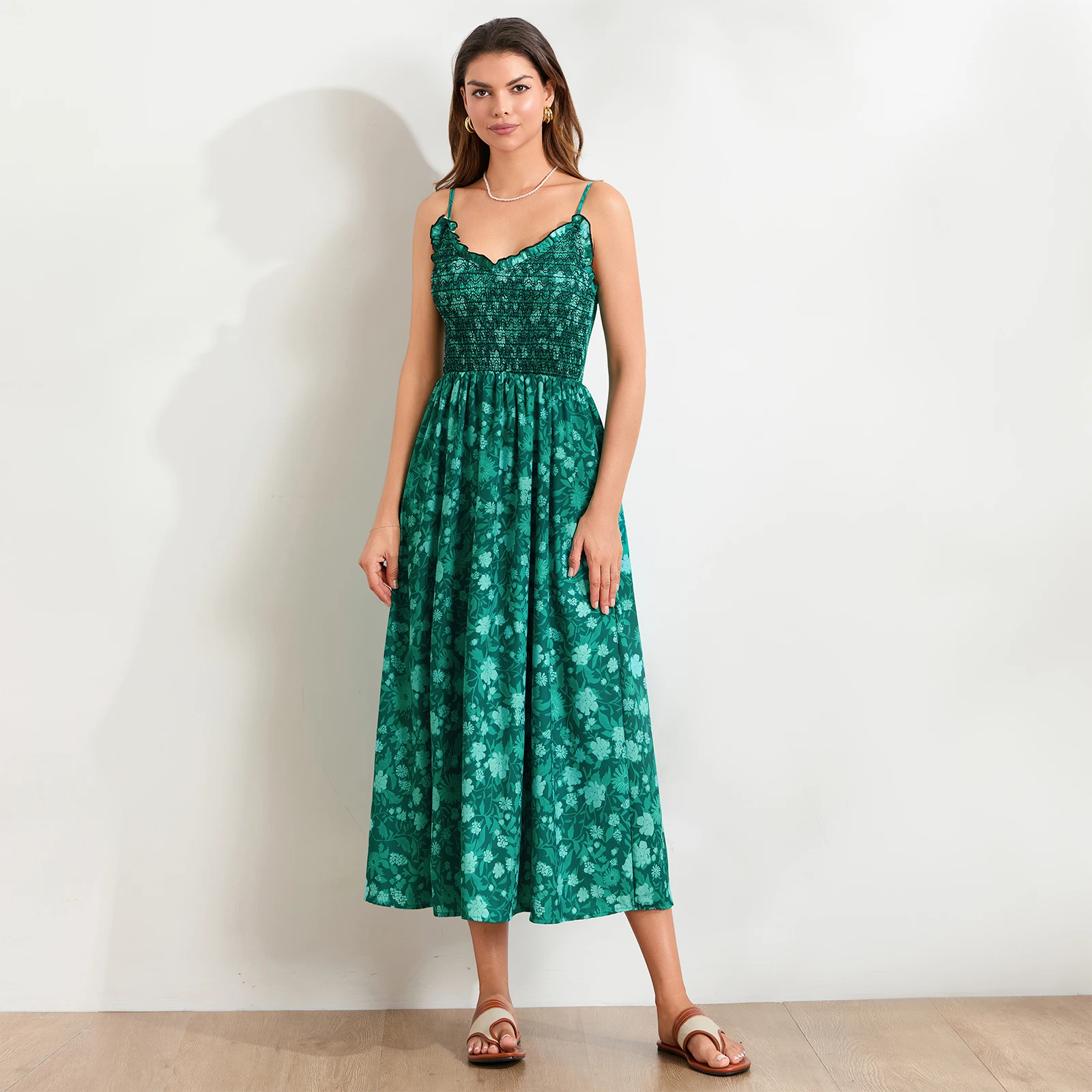 Robe trapèze longue smockée pour femmes, encolure dégagée avec bordure à volants, robe trapèze florale, bretelles spaghetti, dos nu