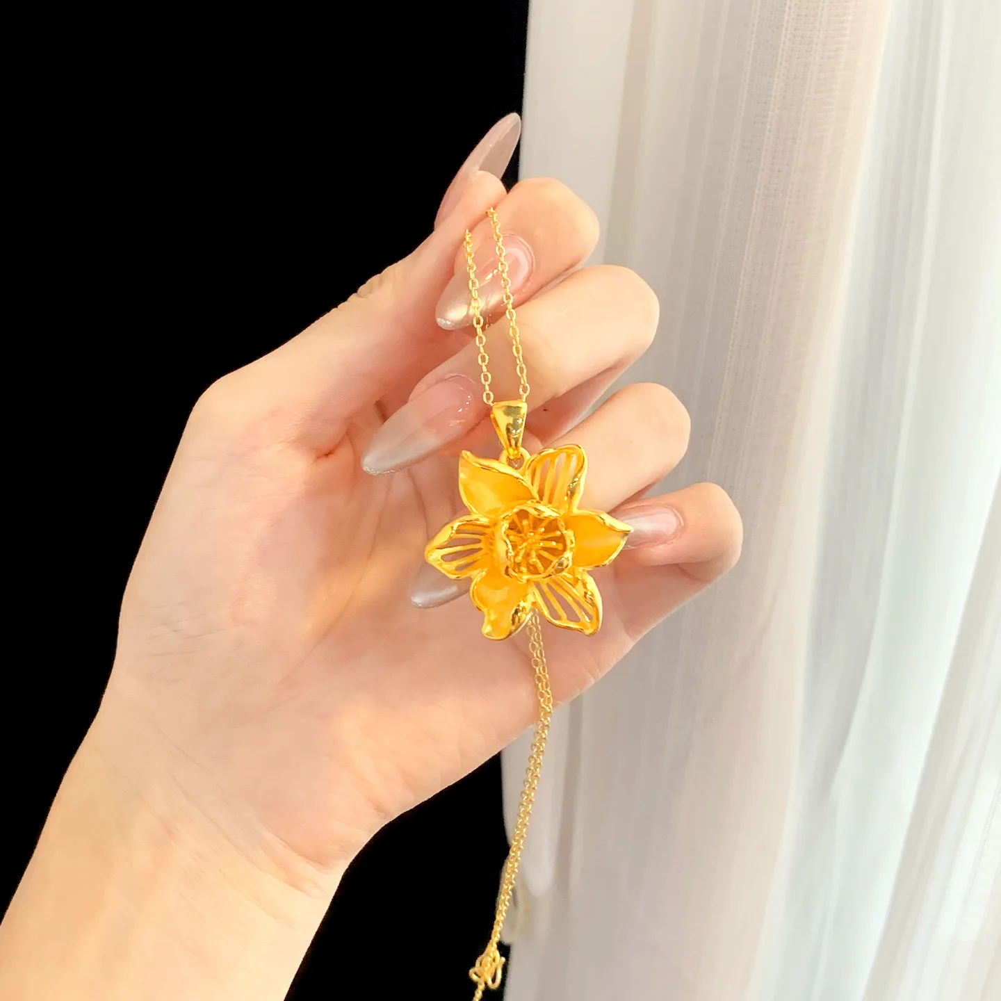 

Luxury 24K 9999 Pure Gold real gold Women's Hollow Three-dimensional Flower Pendant Clavicle Chain