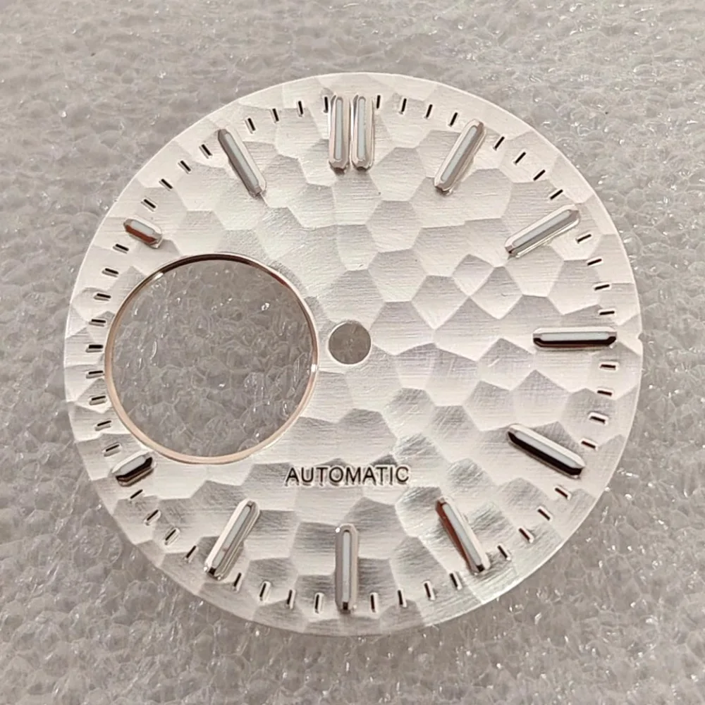 NH38 ساعة بقرص 28.5 ملم وجوه ساعة ذات ملمس مطروق مع ملحقات ساعة مضيئة باللون الأخضر قرص مجوف لـ Seiko